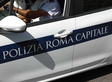Campo rom: sassi contro auto dei vigili