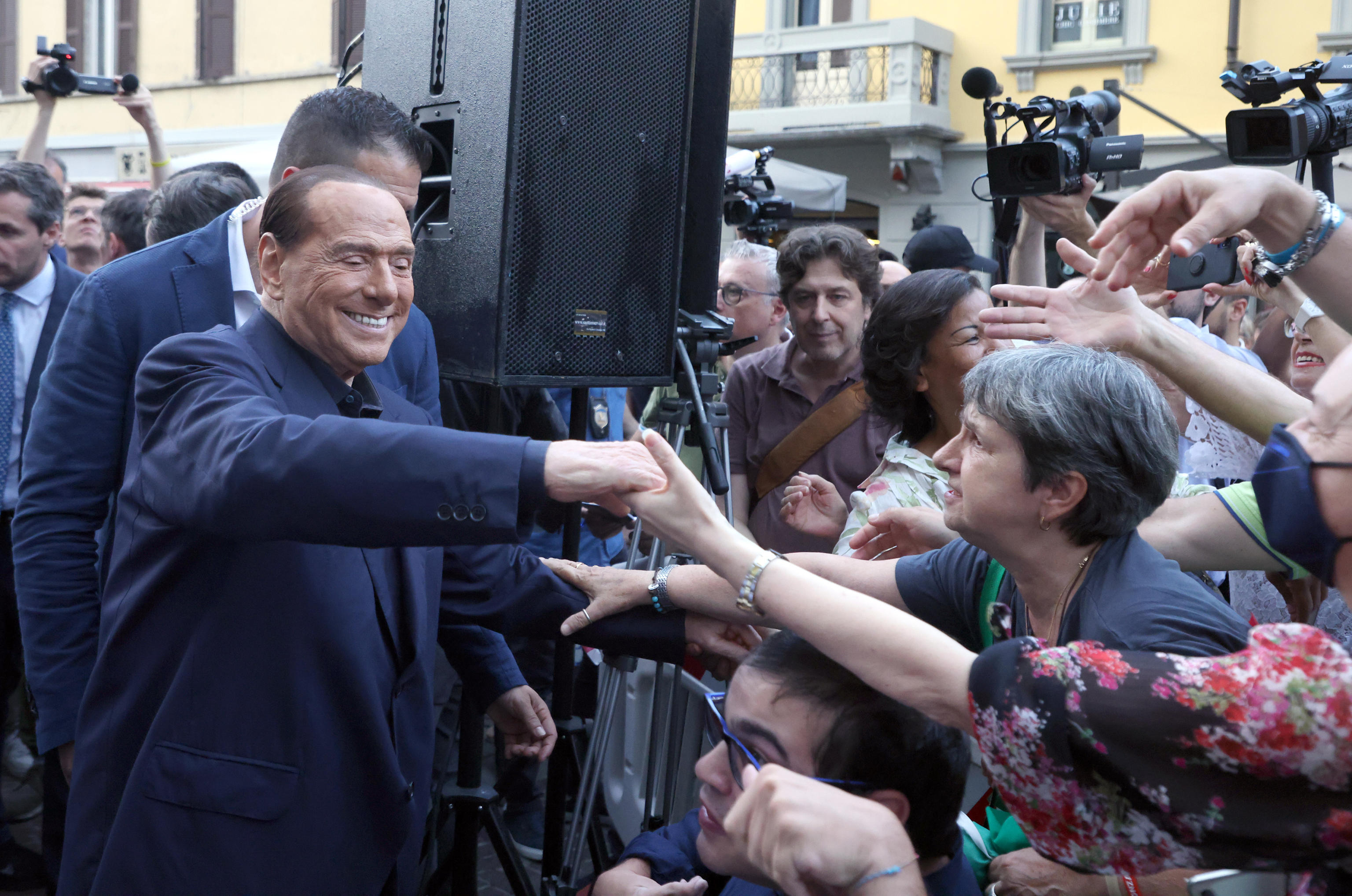 Berlusconi: “Attenzione ai più deboli, pensione minima mille euro a casalinghe”