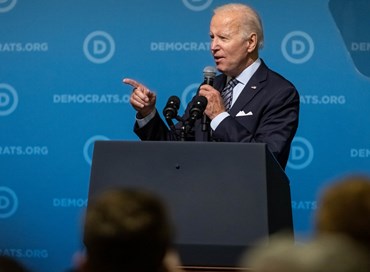 Il piano Biden per i debiti studenteschi divide il pubblico