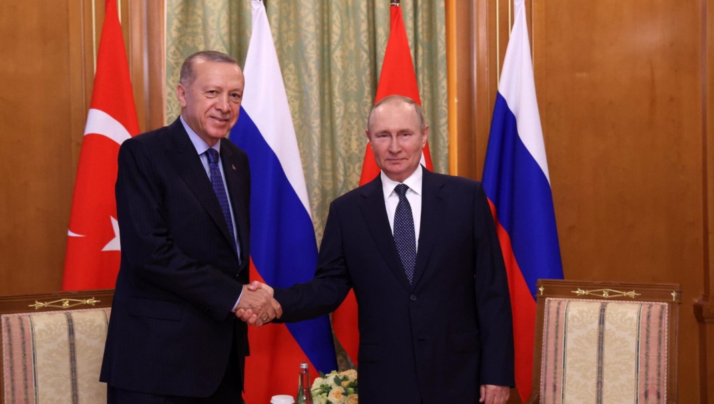 Ucraina, Erdogan spera nella pace, ma Putin ottiene la “legge marziale”