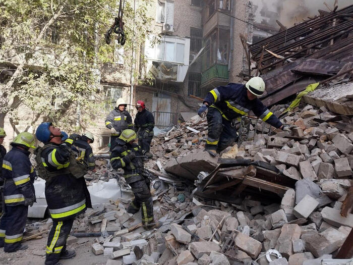 Missili su Zaporizhzhia: si scava tra le macerie