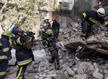 Missili su Zaporizhzhia: si scava tra le macerie