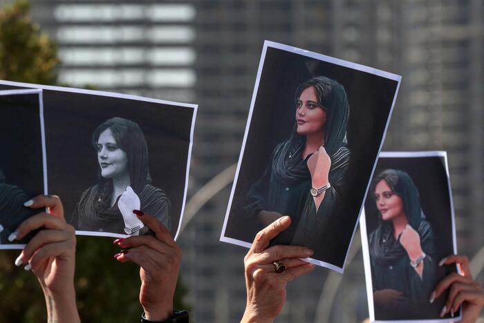 Oltre al danno, la beffa: Mahsa Amini morta per “malattia”