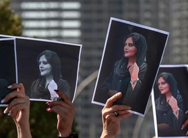 Oltre al danno, la beffa: Mahsa Amini morta per “malattia”