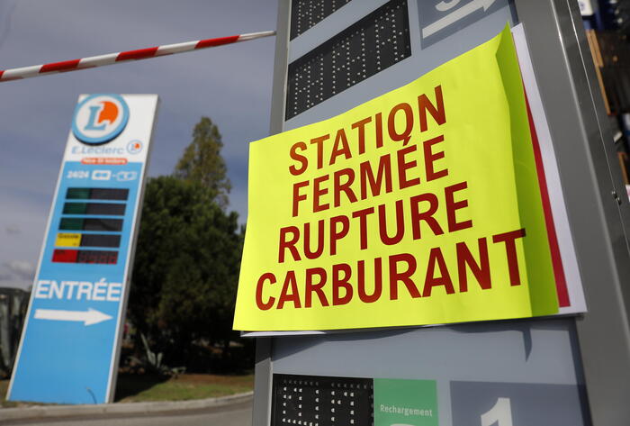 Francia senza benzina per lo sciopero nelle raffinerie