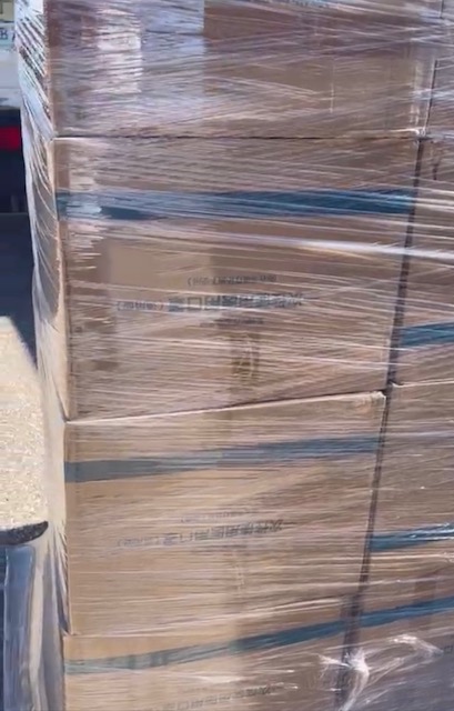 Scatoloni abbandonati con scritte in cinese: “Mascherine o camici?”