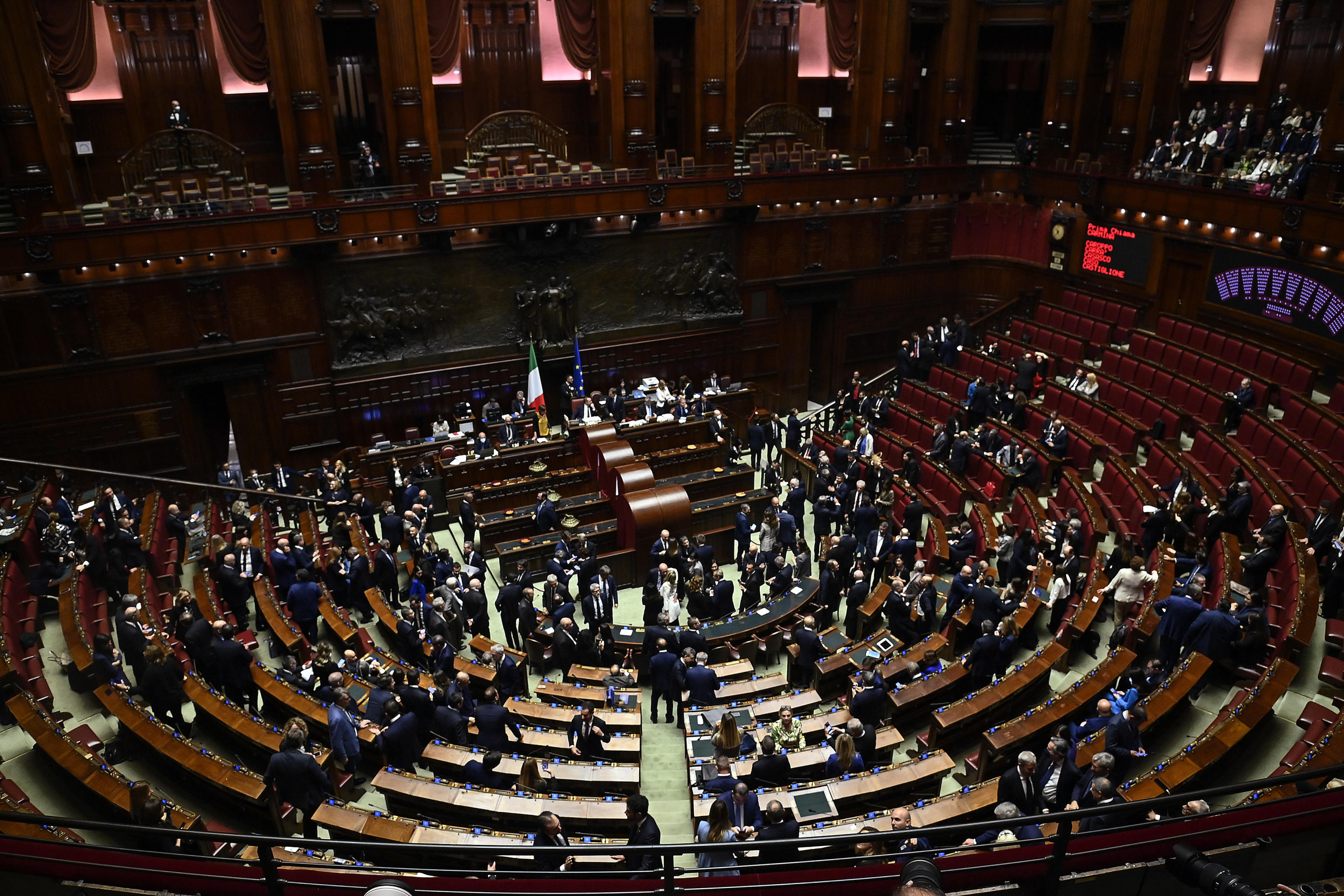 Messaggio al Governo e al Parlamento: pensate al presente