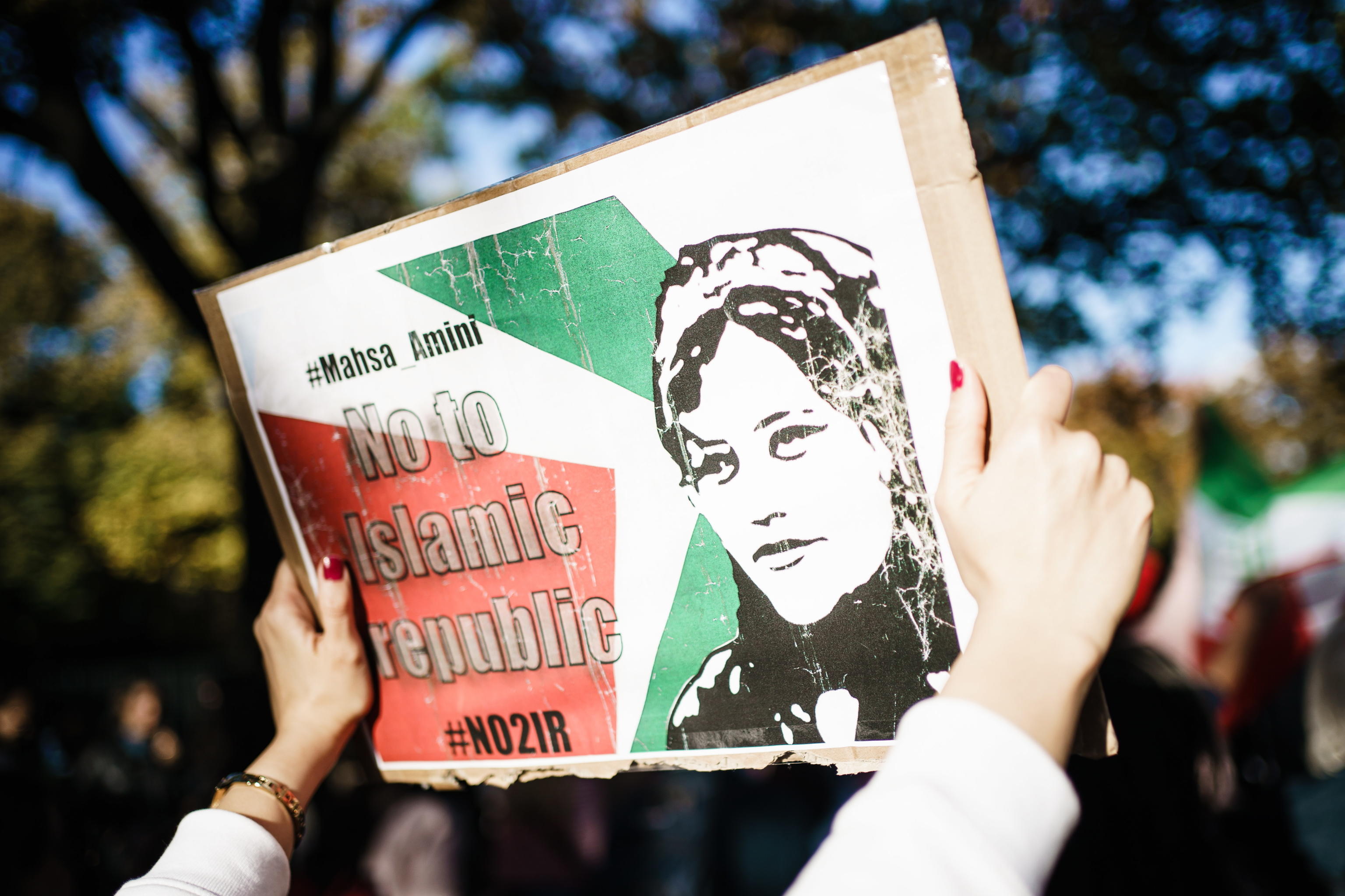 Commemorazione Mahsa Amini: la polizia spara ai manifestanti