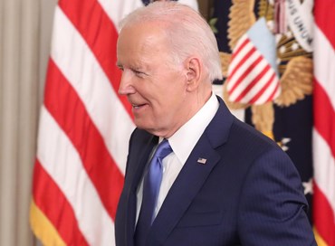 Biden barcolla ma non molla