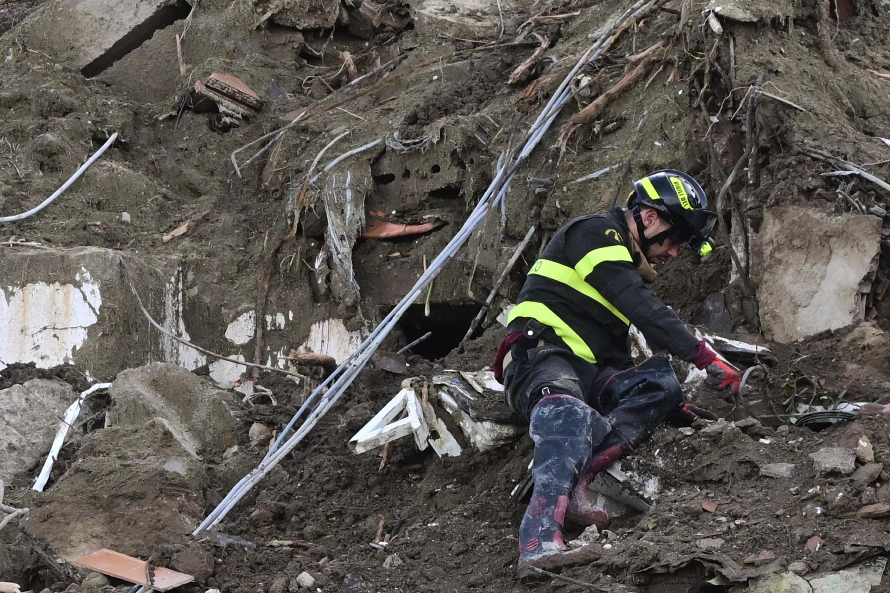 Ischia, a Casamicciola si continua a scavare