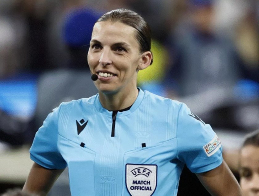 Stéphanie Frappart arbitra il calcio mondiale 