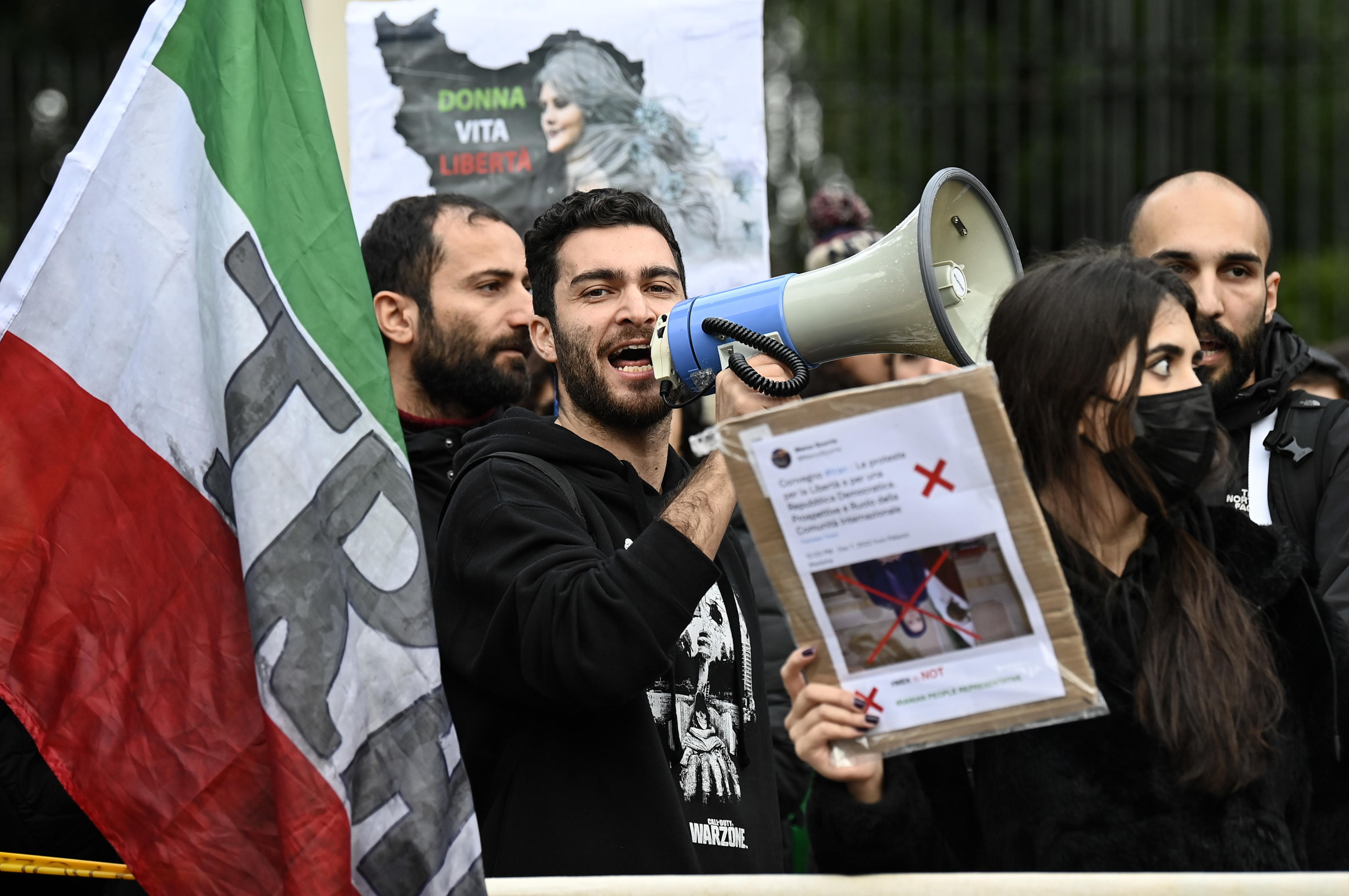 Iran: a Roma la marcia degli “assenti”