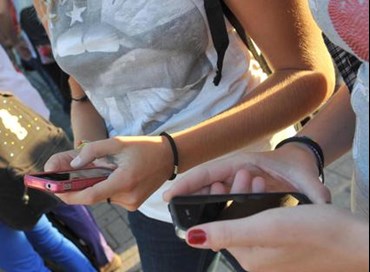 Cellulari in classe: quando un “no” fa bene