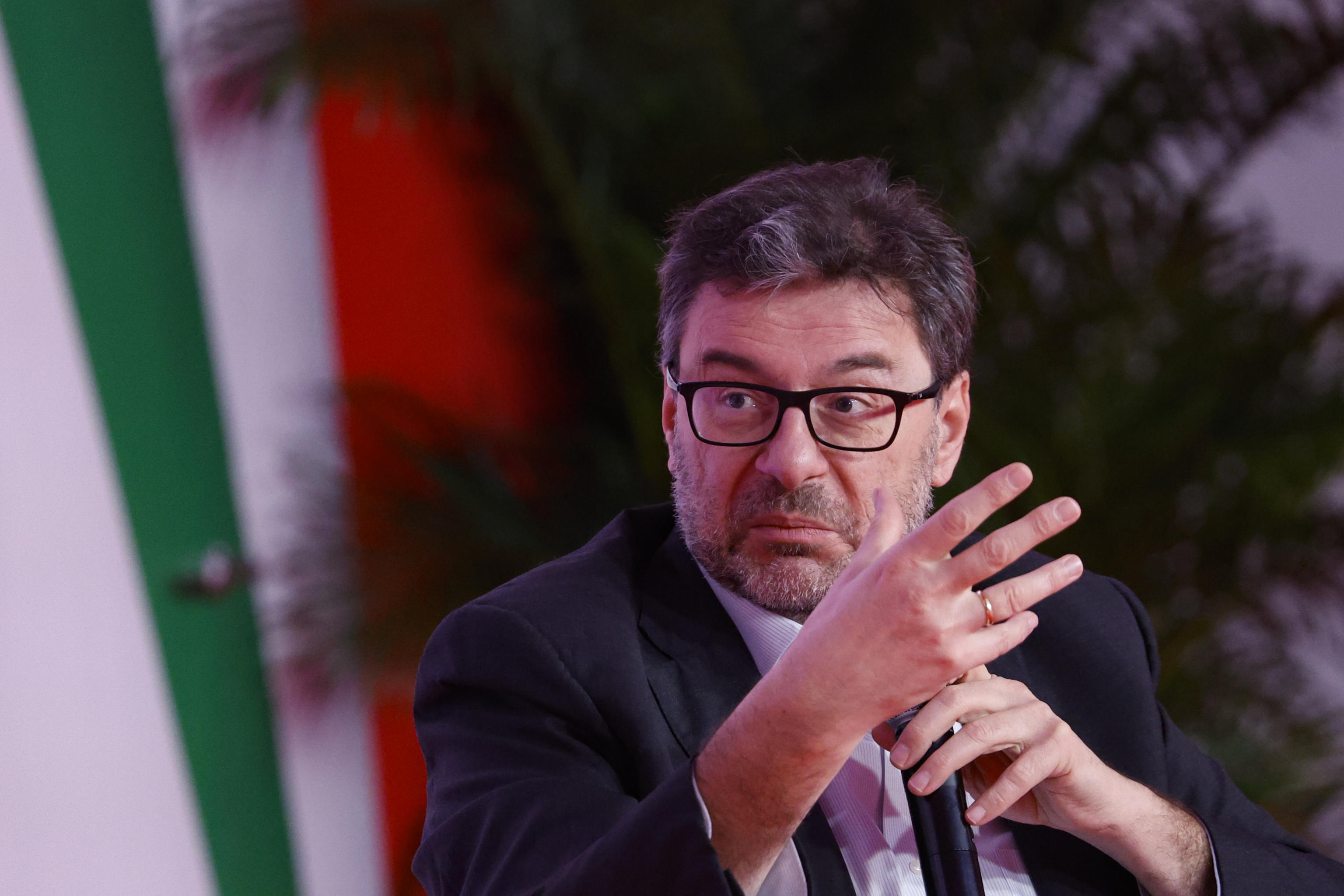 Giorgetti: “Via la norma sul Pos, valutiamo forme di ristoro”