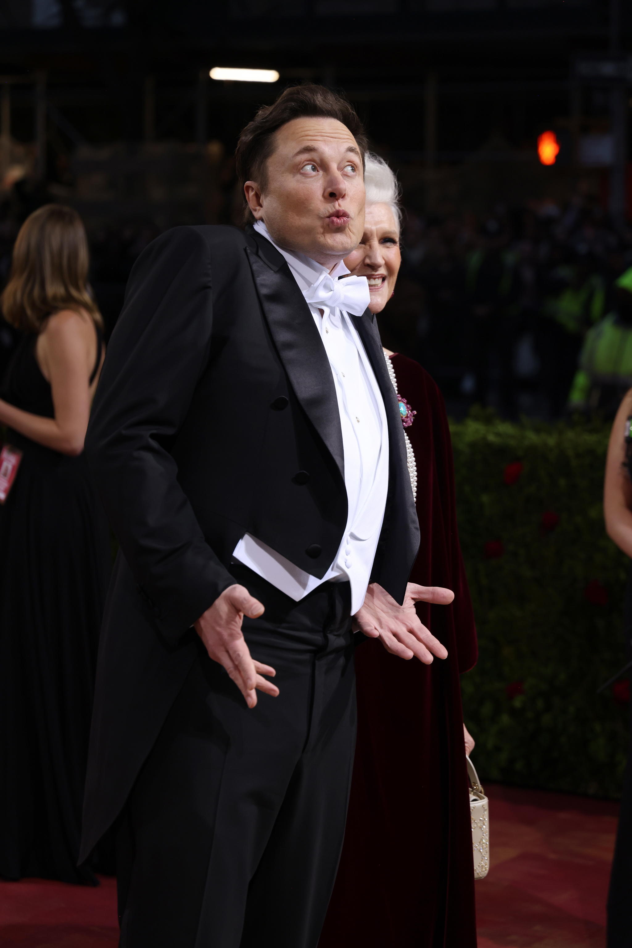 “Devo dimettermi?”: il sondaggio di Elon Musk