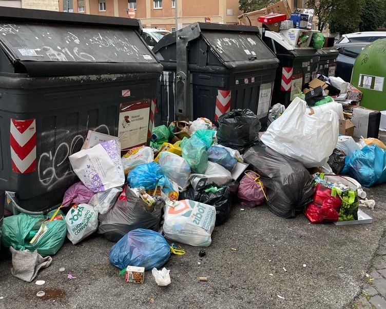 Rifiuti in strada a Roma: il regalo di Natale