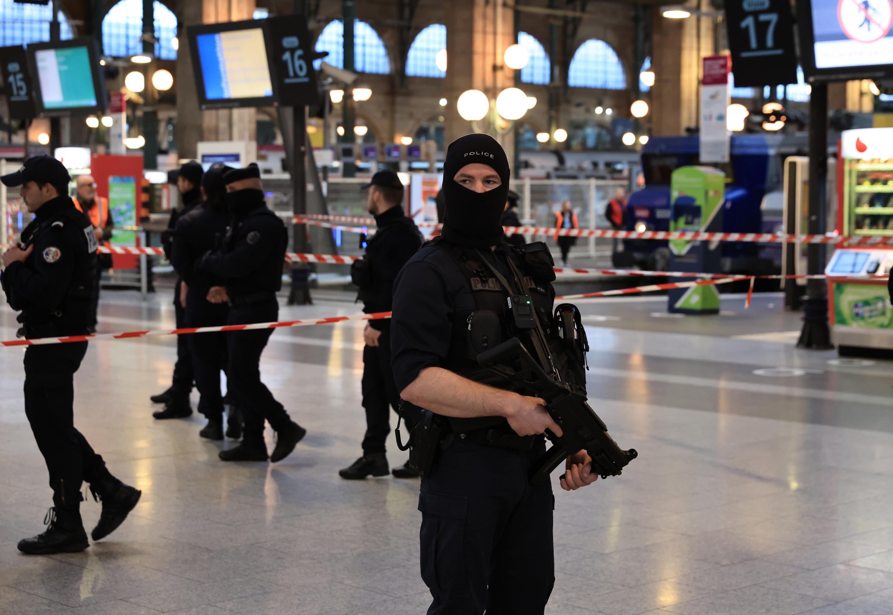 Parigi: ferite sei persone alla Gare du Nord