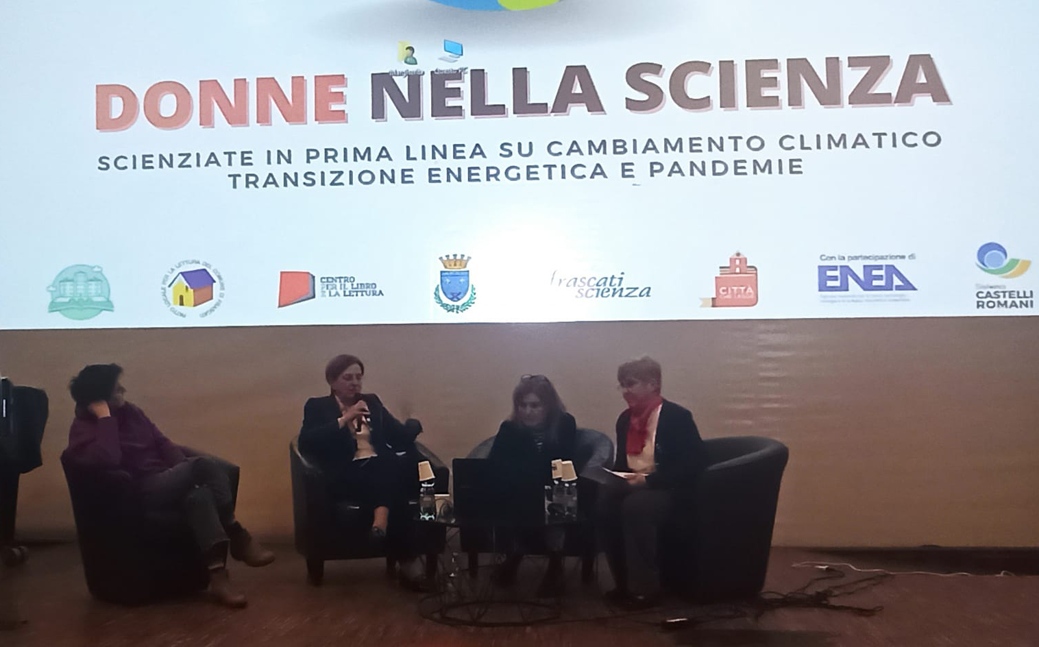 “Al mondo serve intelligenza”: appello di tre scienziate italiane