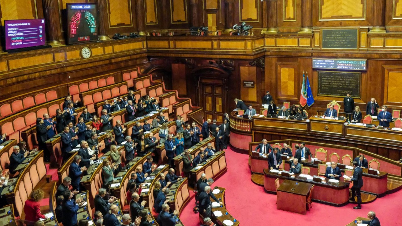 Primo sì al Milleproroghe: scontro sui balneari