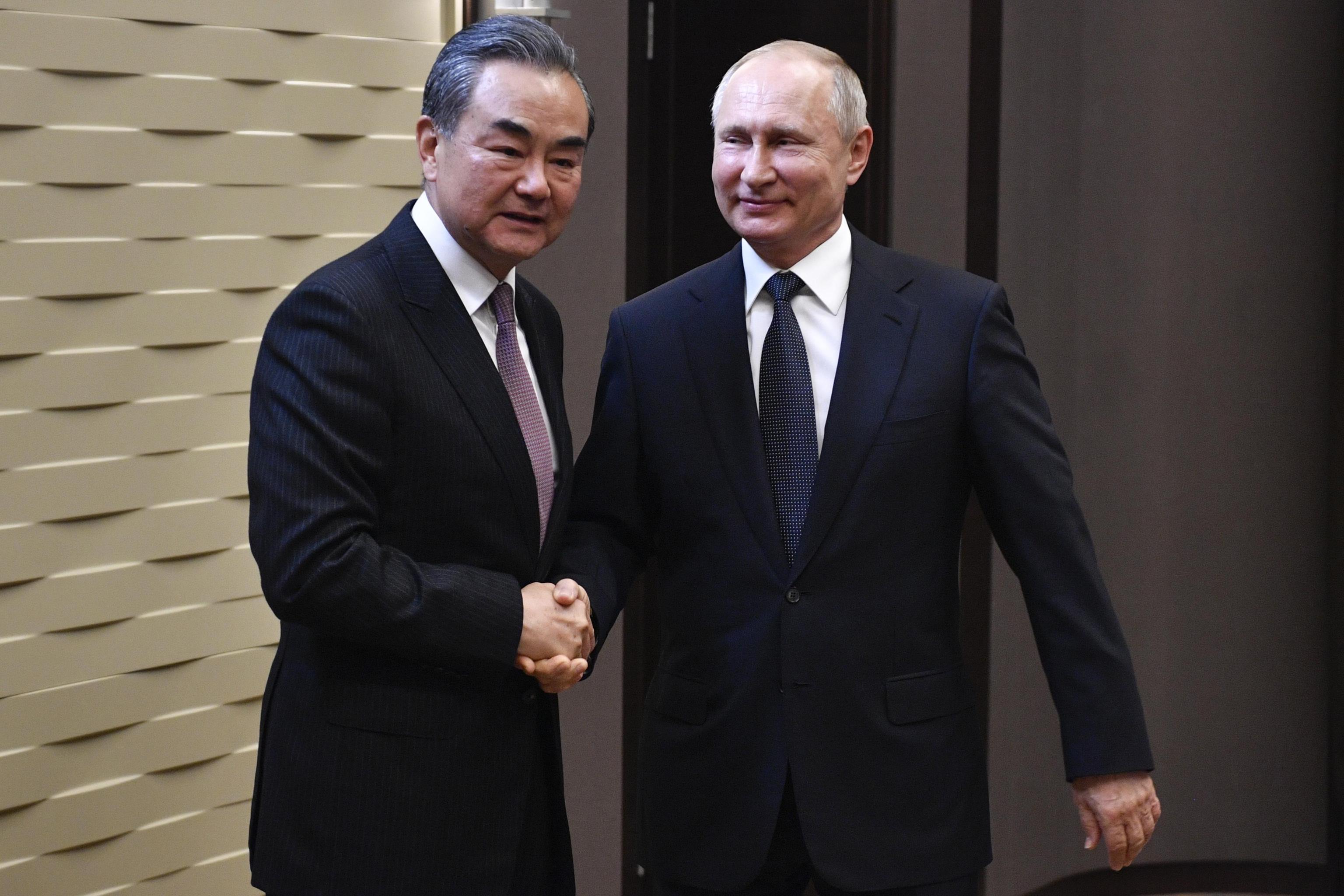 Cina in missione per la pace, Putin è pronto per i test nucleari