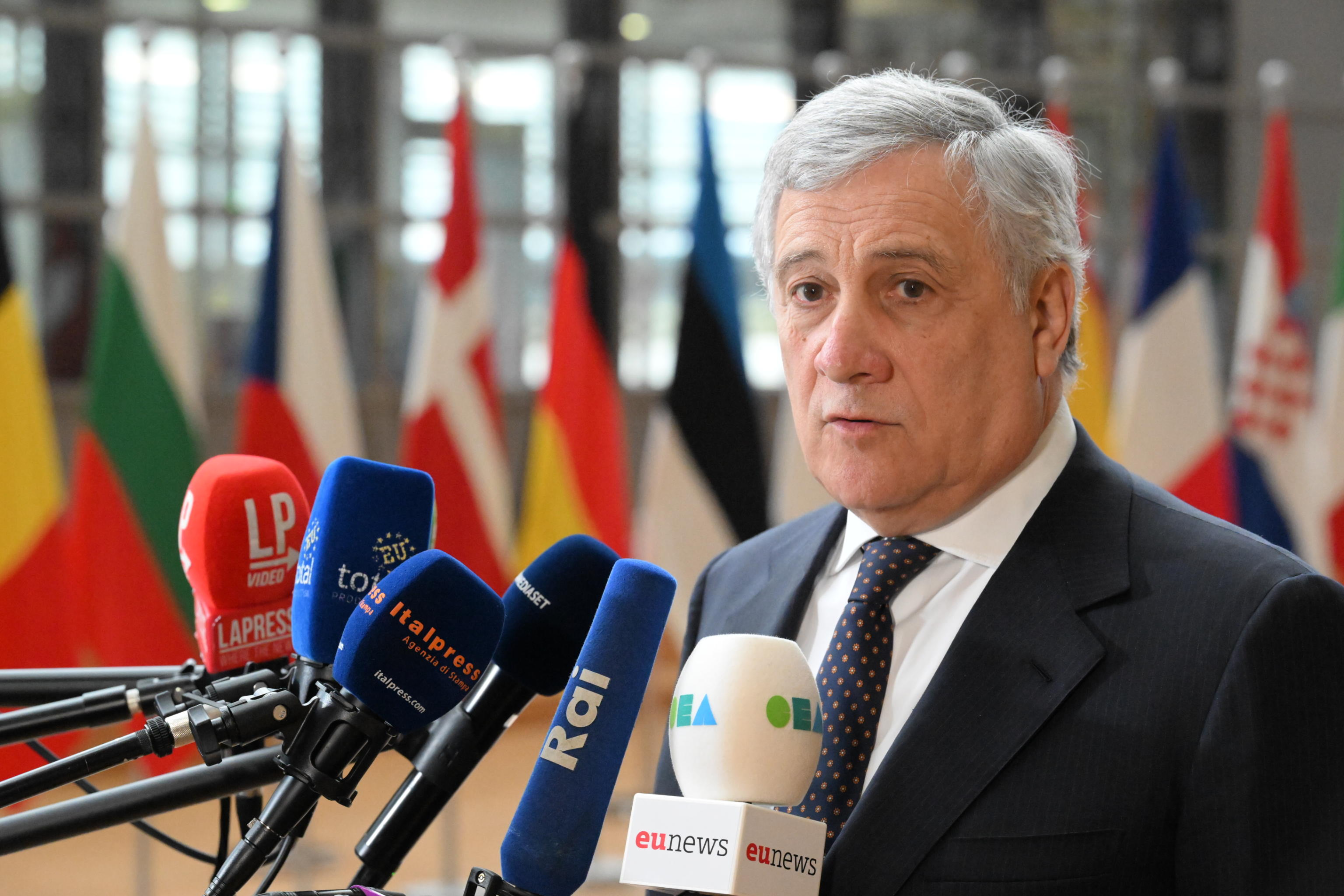 Ucraina, Tajani: “Sì alle armi, difficile mandare i caccia”