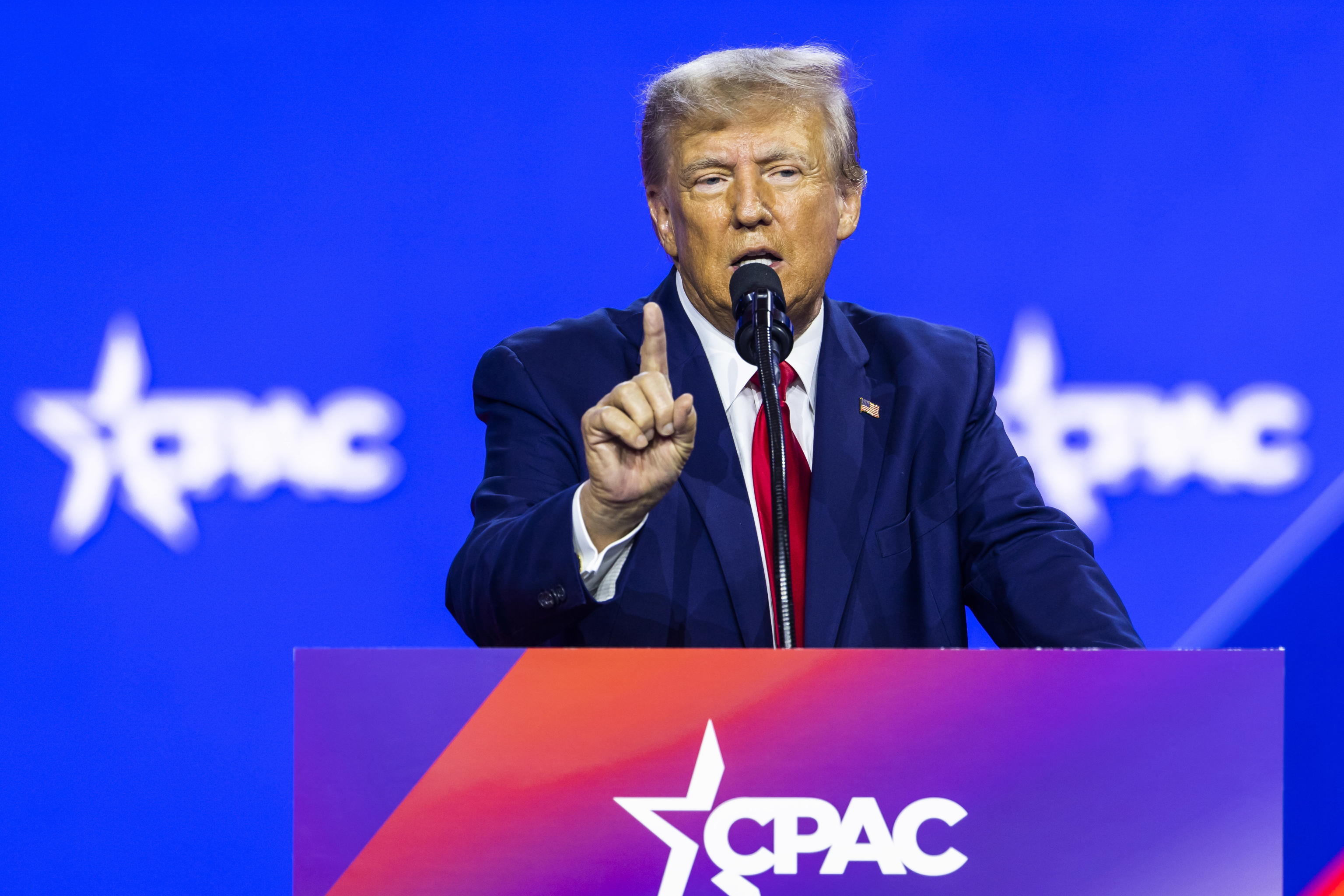 Show di Trump: “Fermerò la guerra e l’import dalla Cina”