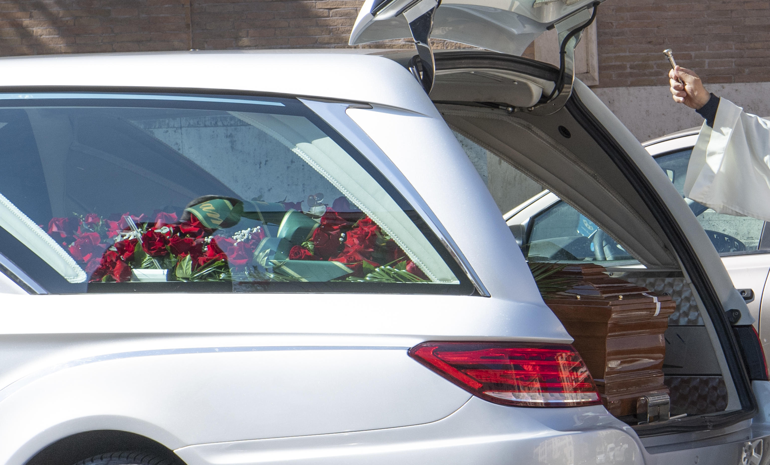 Carro funebre davanti alla chiesa: scatta la multa