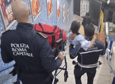 Colosseo, scala inagibile: disabile portata in braccio dai vigili