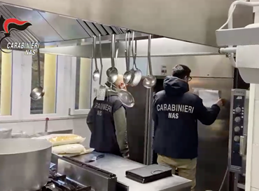 “Pasta e peli”: mense scolastiche da incubo