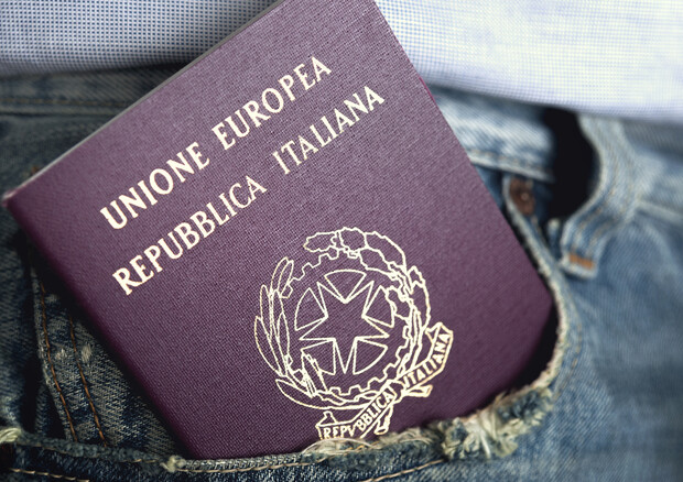 Caos passaporti: continua l’odissea