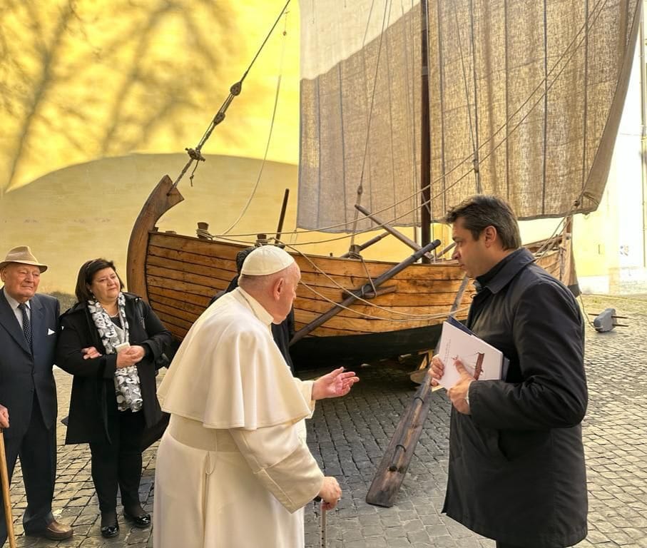 Donata al Papa la “Barca di Pietro”