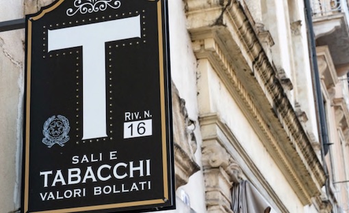 Stretta sul fumo: quale futuro per le tabaccherie? (video)
