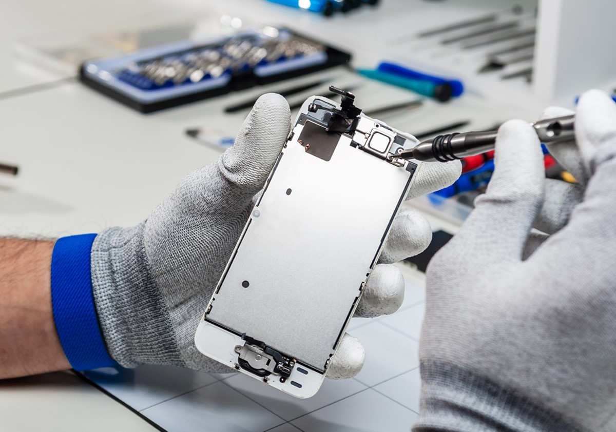 Smartphone, l’Ue lancia diritto alla riparazione oltre il periodo garanzia