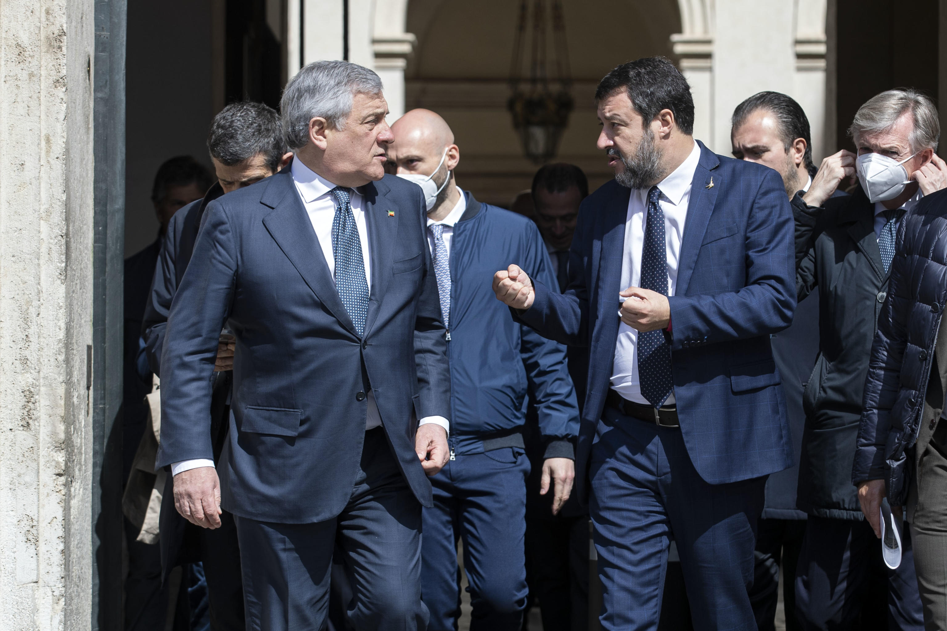 Ong, Tajani e Salvini: “Bisogna rispettare la legge”