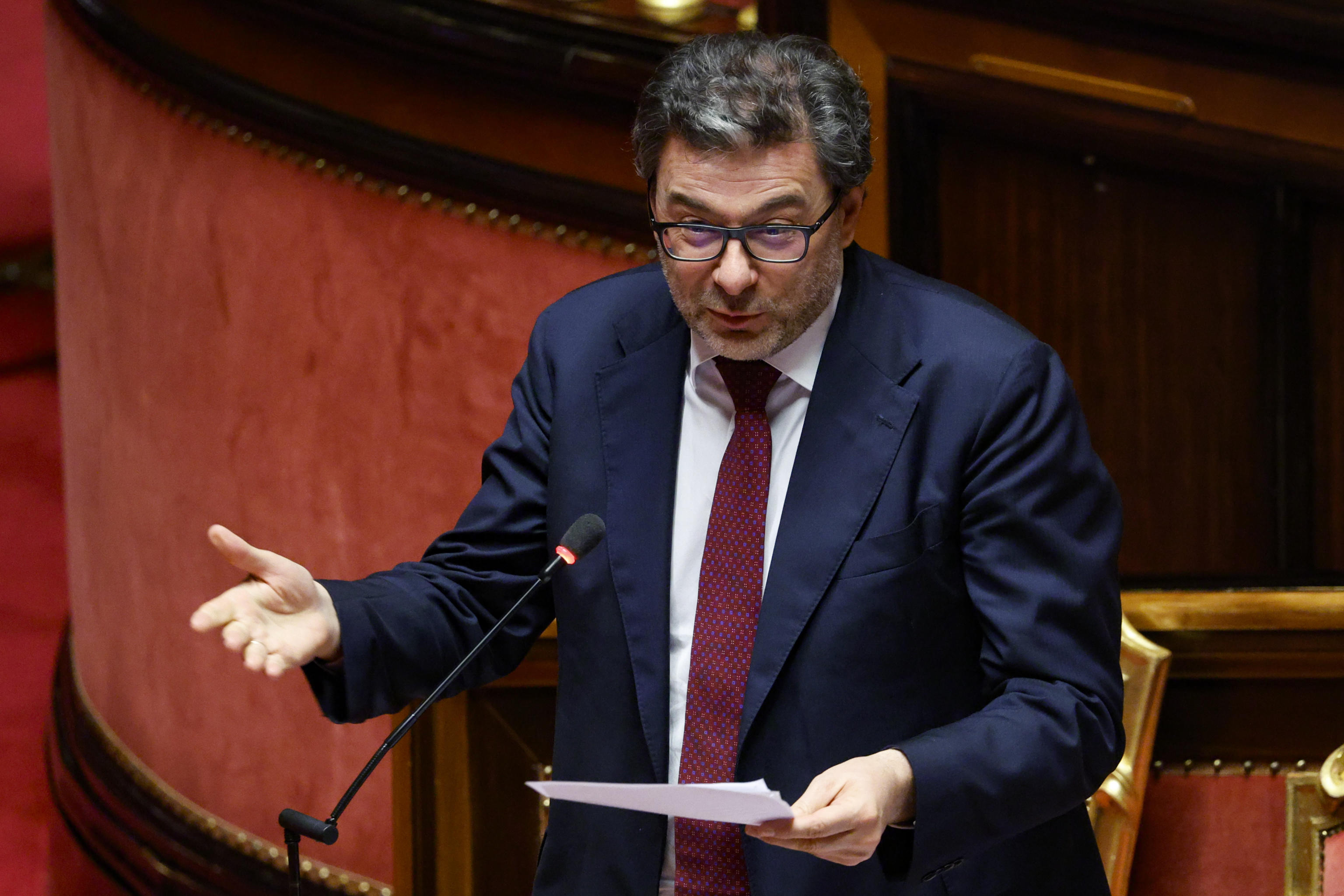 Giorgetti: “Serve un’uscita ordinata dai bonus”
