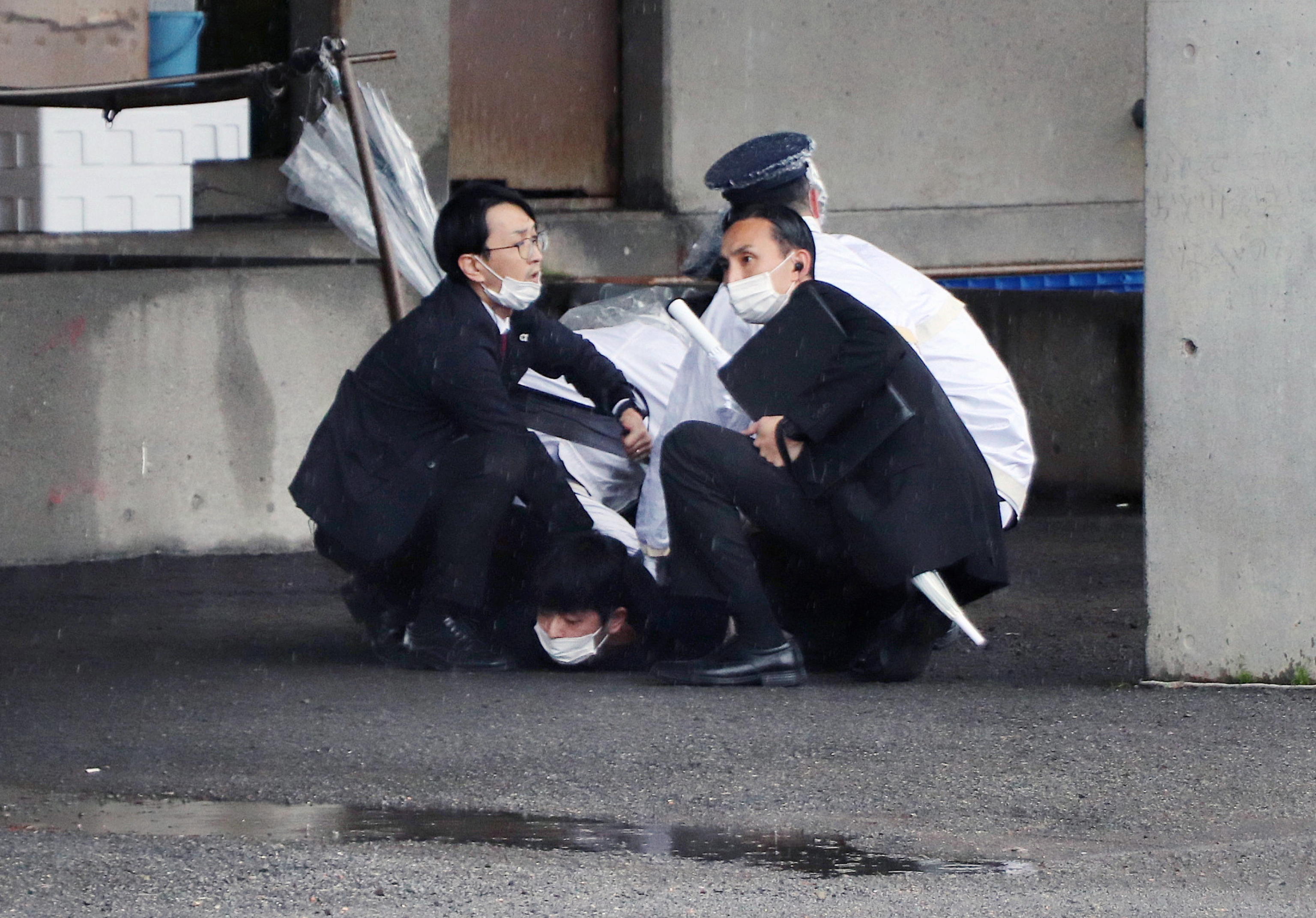 Giappone, esplosione al comizio: salvo il premier Kishida