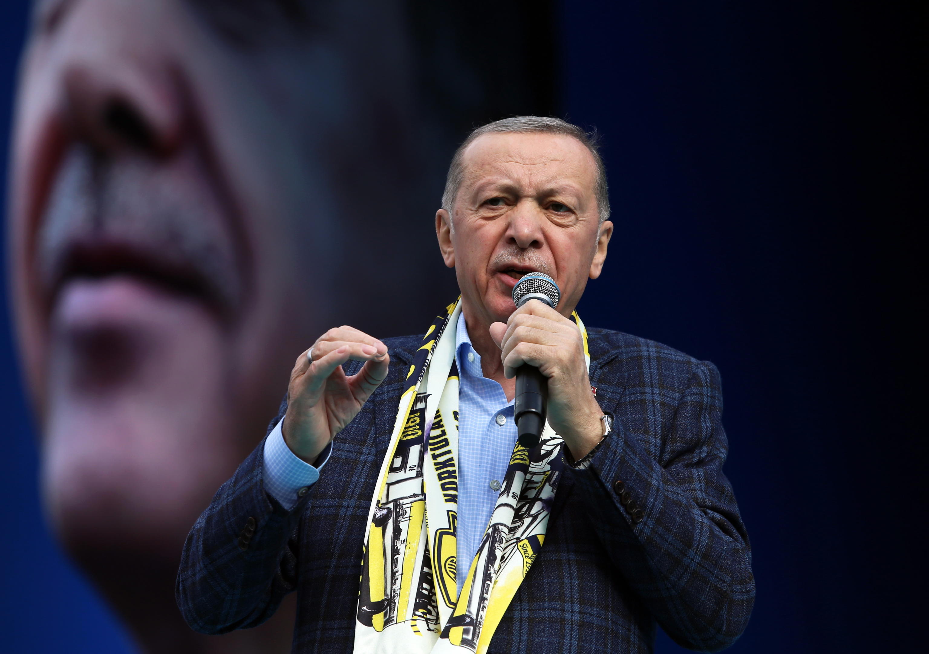 Il velo turco, il pio Erdoğan