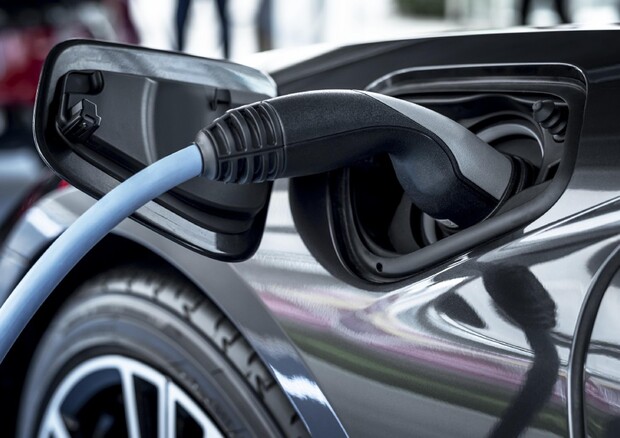 L’elettrico costa… e convince pochi