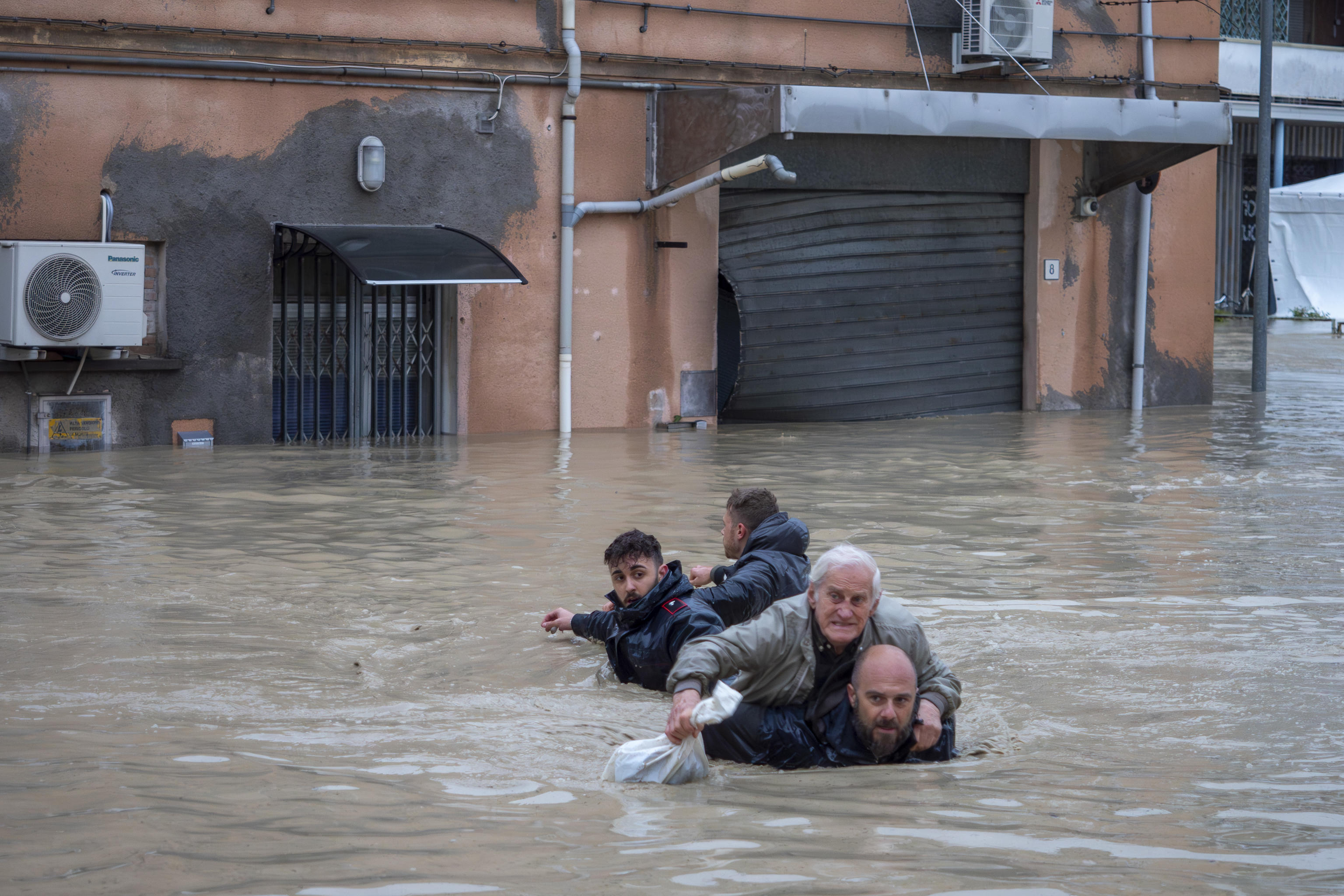 Alluvione in Emilia-Romagna: morti e sfollati, salta anche il Gp di Imola