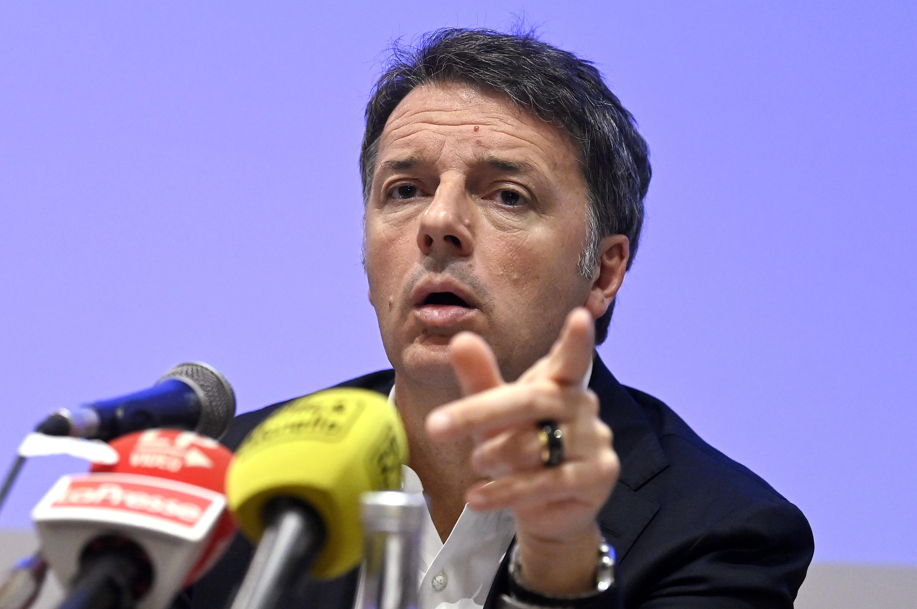 Renzi: “Zittire un ministro è da fascisti”