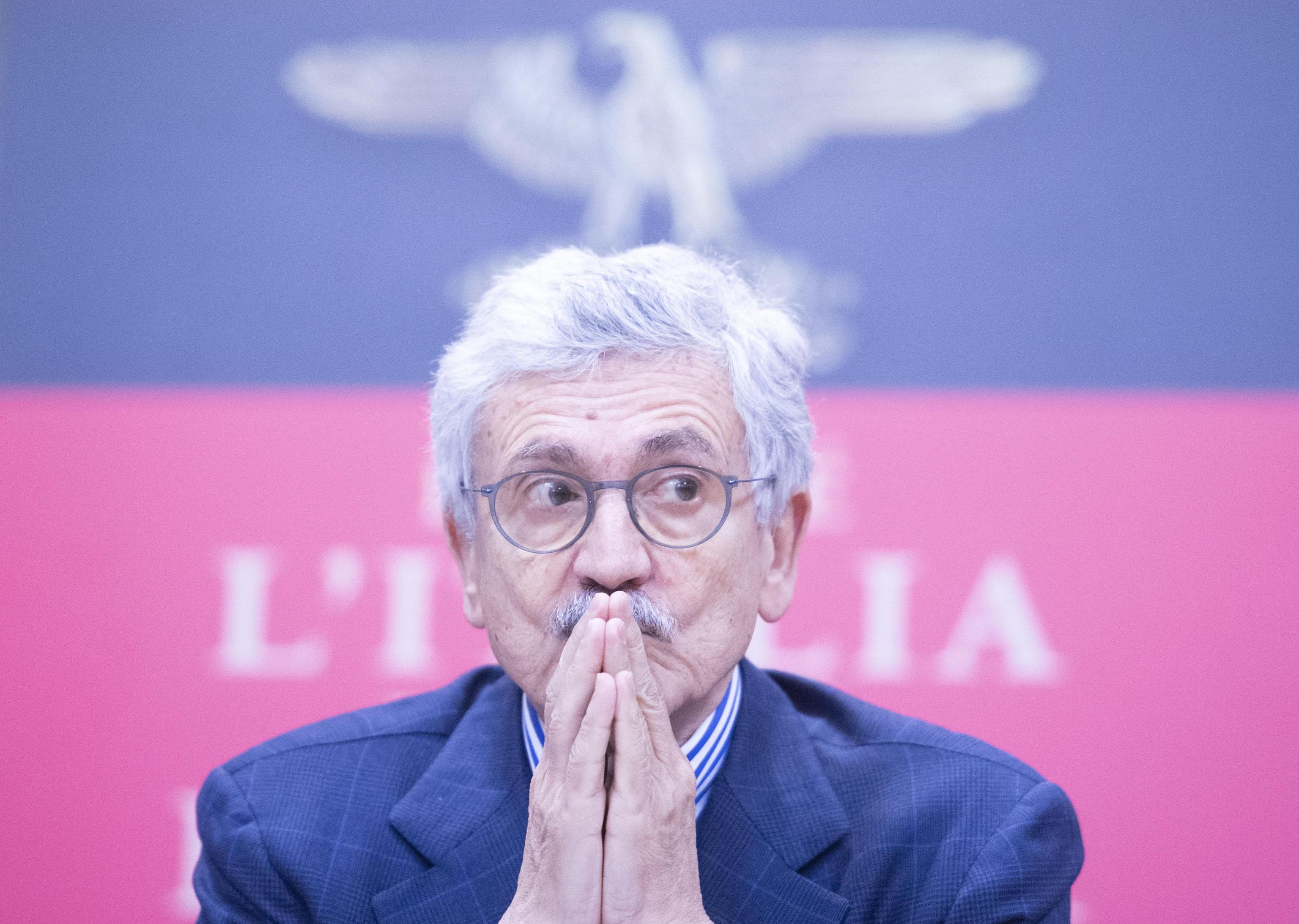 Navi e aerei militari alla Colombia: indagati D’Alema e Profumo