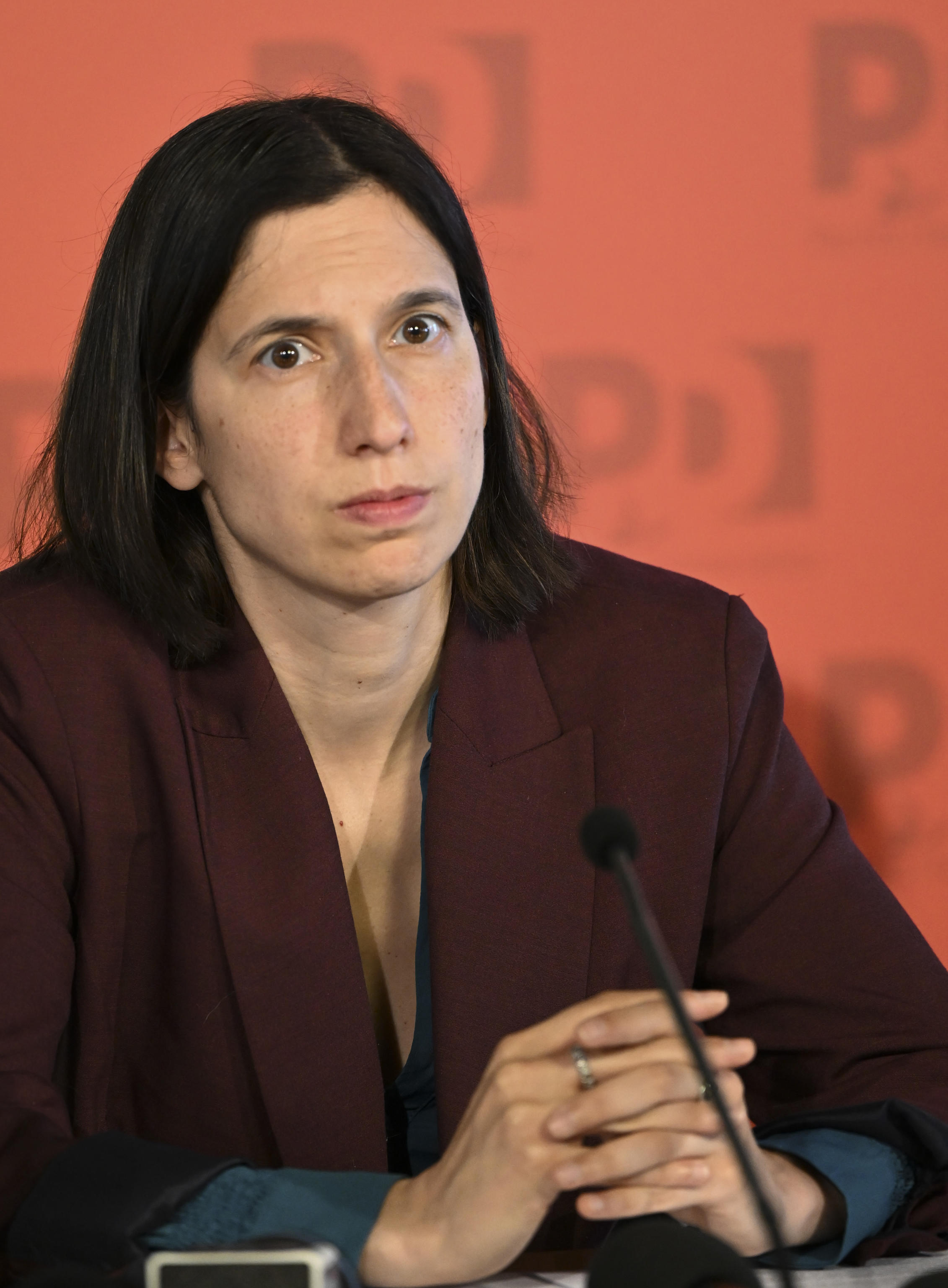 Elly Schlein: linguisticamente grillina