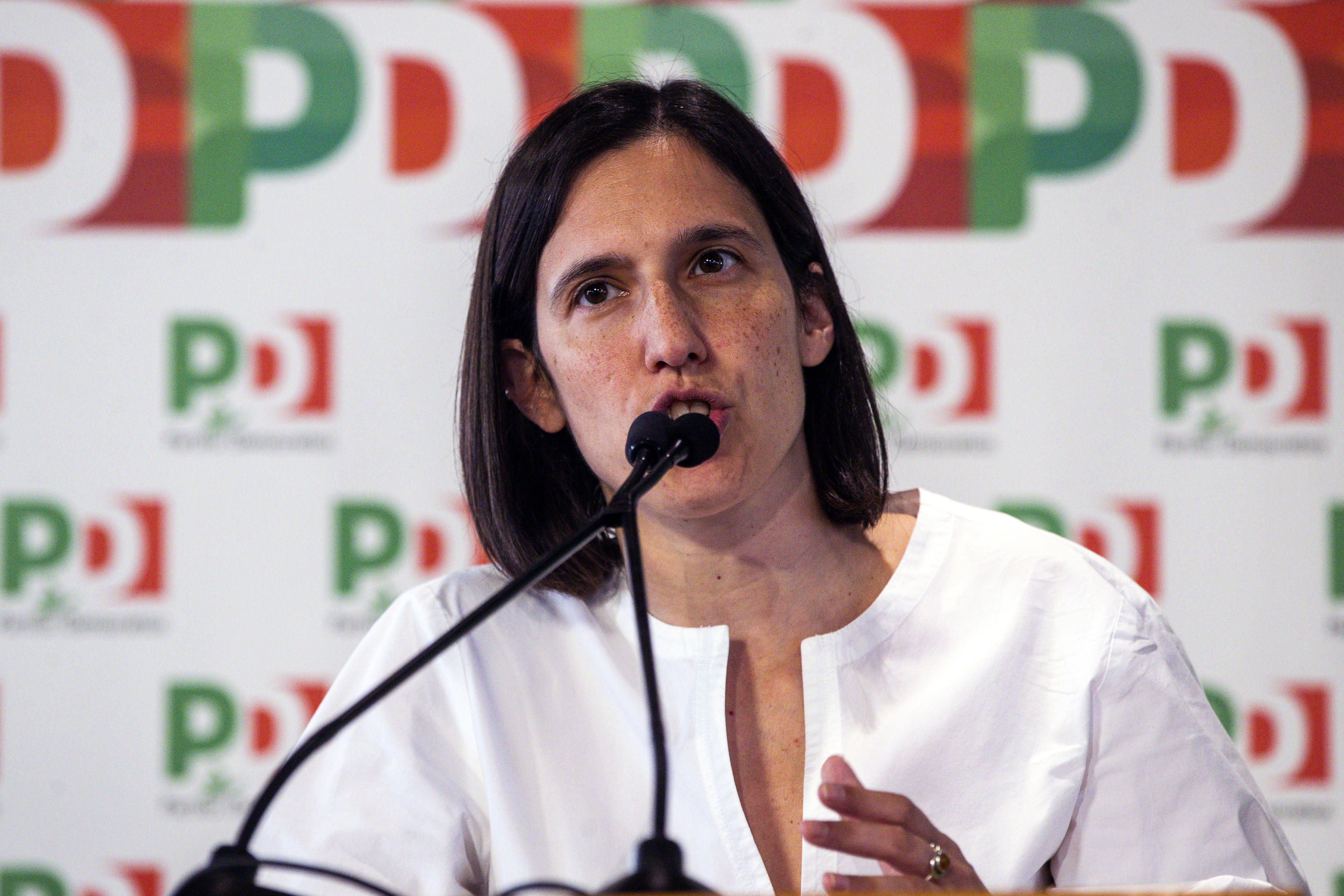 Schlein (in confusione) per ora si salva, mentre Renzi l’attacca