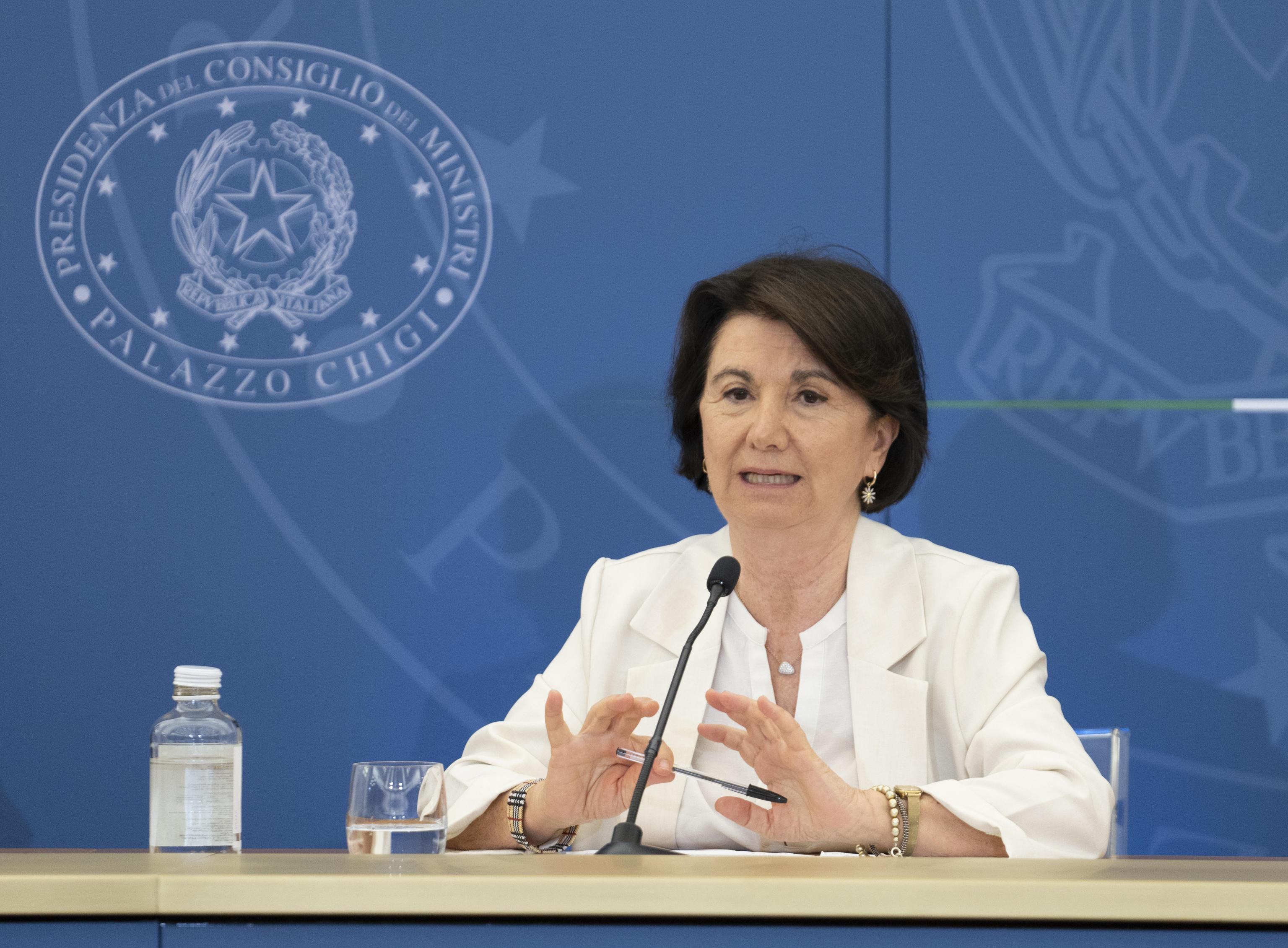 Roccella: “Non si diventa genitori per contratto”