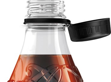 Quei tappi che non si staccano dalle bottiglie di plastica