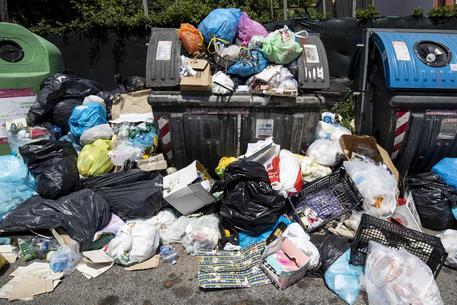 Rifiuti e cartelle “pazze”: è caos Capitale