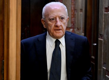 De Luca affonda Schlein: “Cacicca ante litteram”