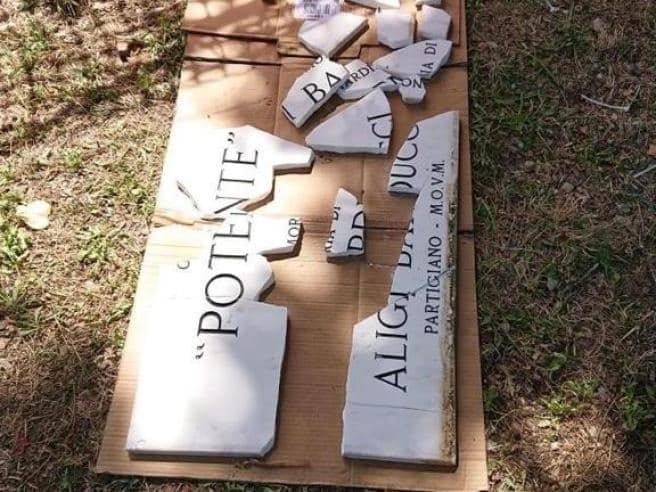 Figuretta sinistra: targa distrutta, ma non è colpa dei fascisti