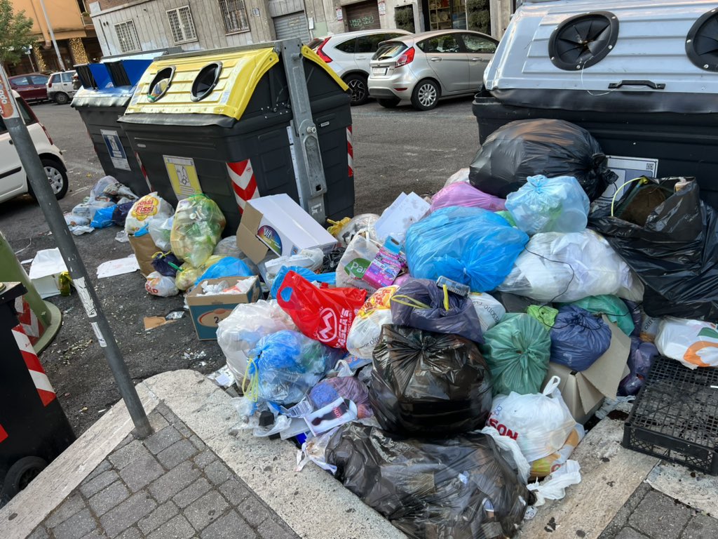 Emergenza rifiuti a Roma, il caos continua