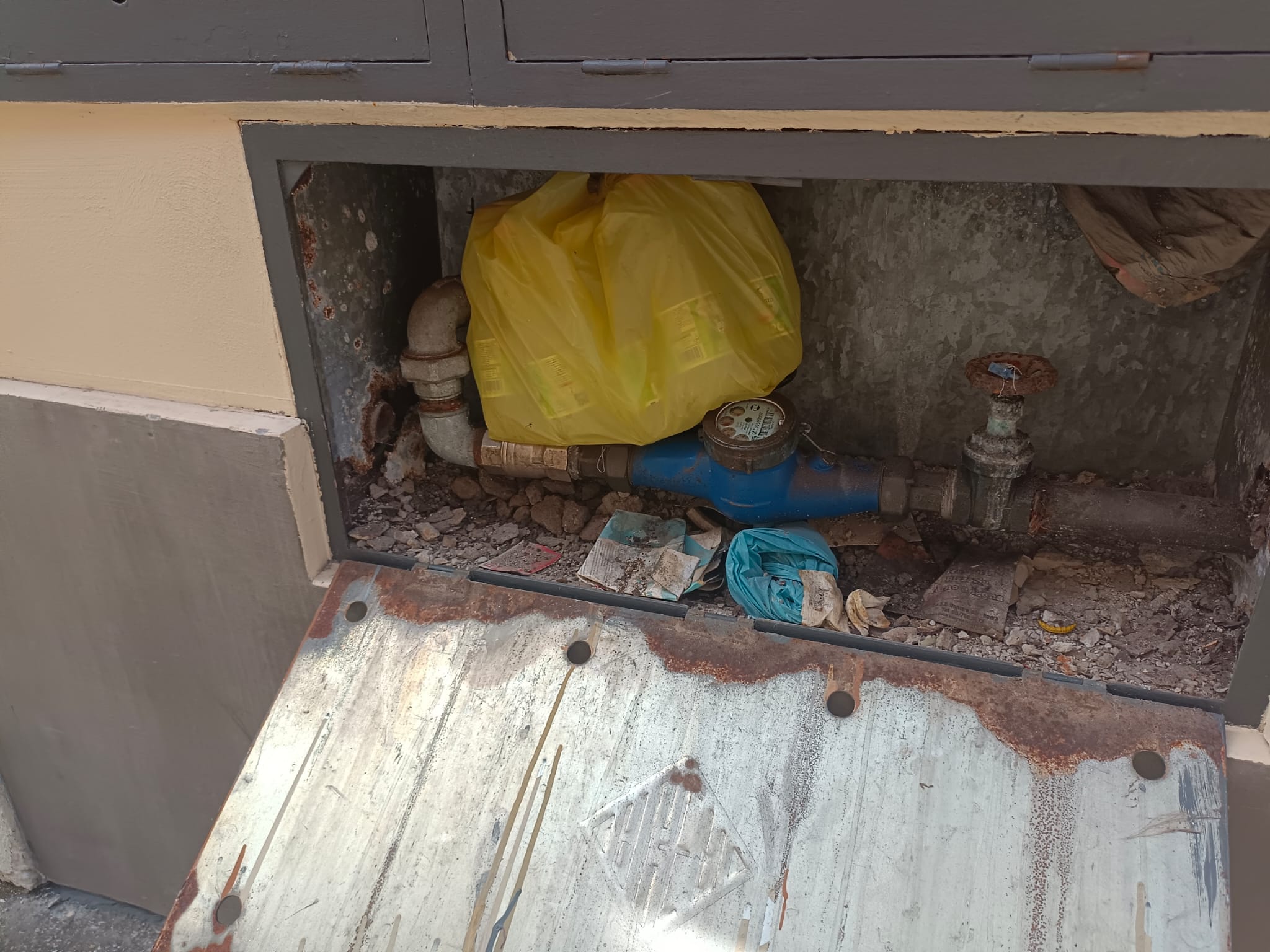 Dove gli abusivi nascondono le bottigliette d’acqua nella Capitale